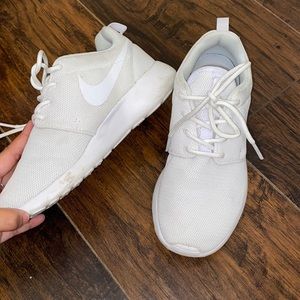 White Nike roshes